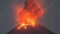 Момент извержение вулкана Кракатау