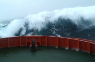 Корабль разбит чудовищными волнами во время шторма в Северном море