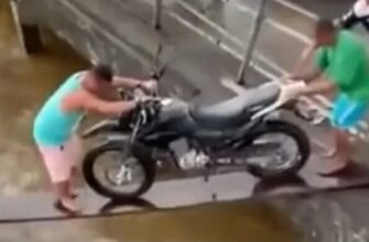 Неудачная попытка перетащить мотоцикл по узкой доске