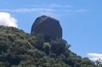 Огромный камень раскололся пополам в Бразилии
