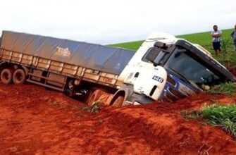 Чрезвычайно опасное вождения грузовиков по грязи 81