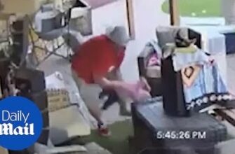 Женщина обхитрила грабителя заперев его в магазине