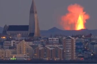Исландский город на фоне извержения вулкана 19