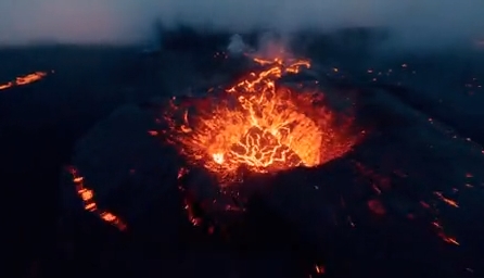 Видео с дрона через извергающийся вулкан в Исландии