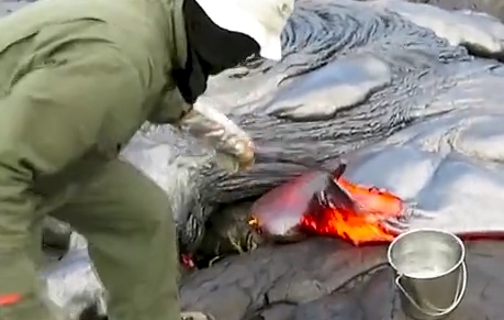 Так геологи собирают образцы лавы из вулкана 17