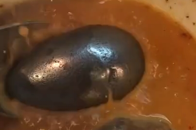 В ресторане в Японии подают горячее стальное яйцо, чтобы разогреть суп 93