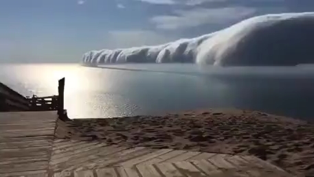 Облака плывут над поверхностью озера Мичиган 9