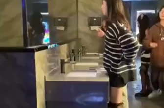 Мужской туалет в Японии с прозрачным зеркалом 15