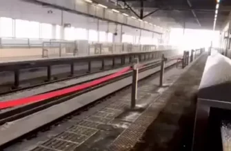 Скоростной поезд проезжает станцию вокзала на максимальной скорости - «Видео приколы»